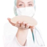 Qual é a vantagem da prótese de silicone