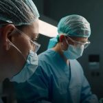 Quantas horas dura uma cirurgia de otoplastia: descubra o tempo e os fatores influentes